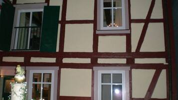 Fassade der Unterkunft – Abend/Nacht
