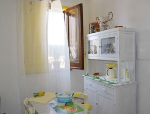 Apartment, 1 Schlafzimmer | Essbereich im Zimmer