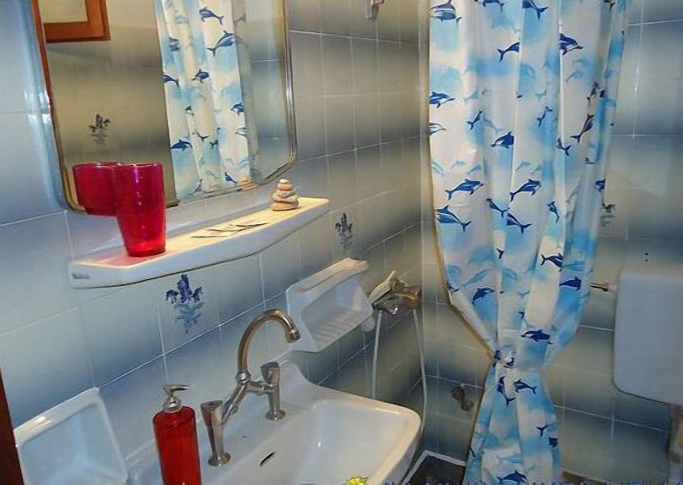 classic double room, sea view | bathroom | shower, free toiletries, hair dryer, towels