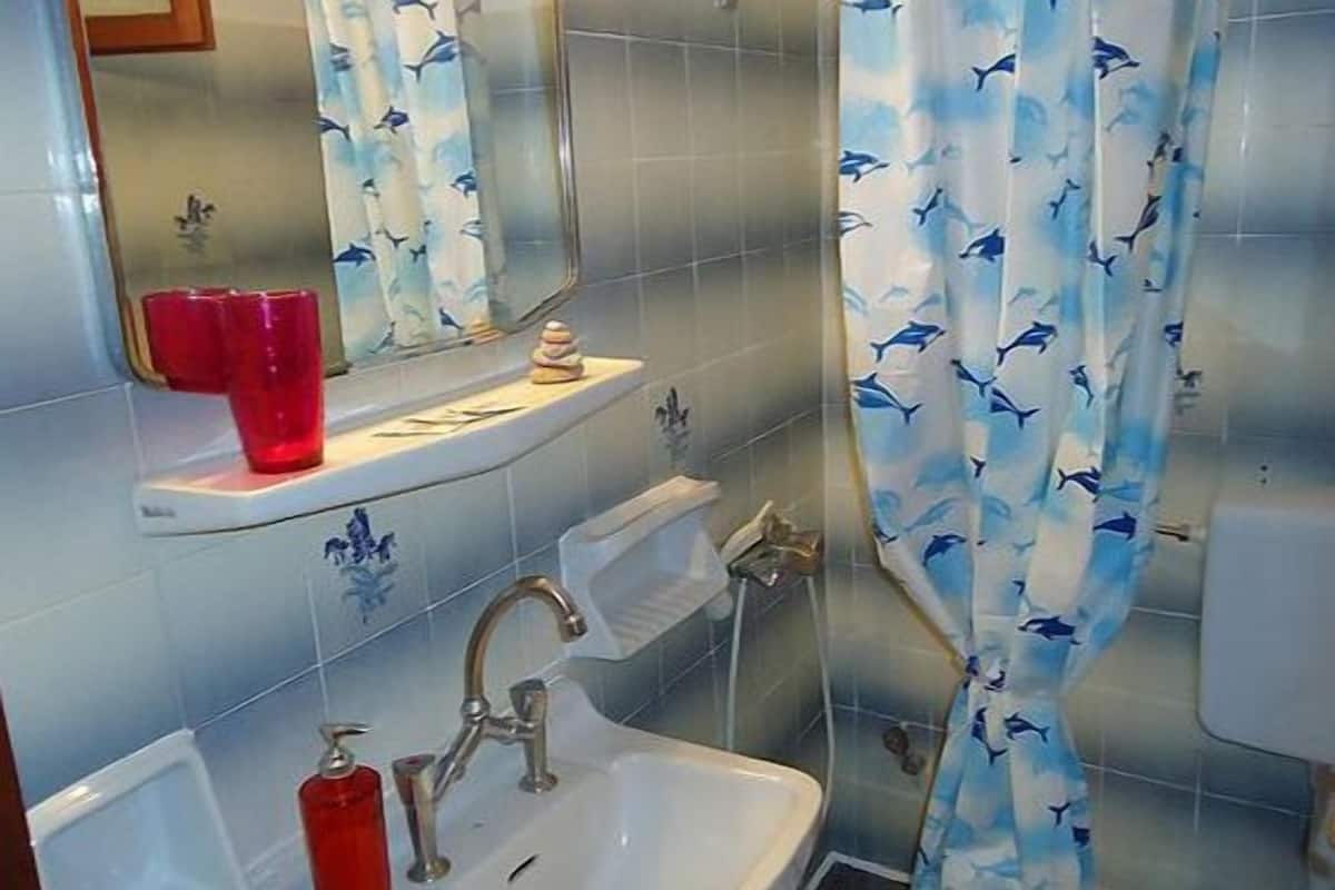 classic double room, sea view | bathroom | shower, free toiletries, hair dryer, towels