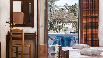 Superior Twin Room, Garden View | In-room dining