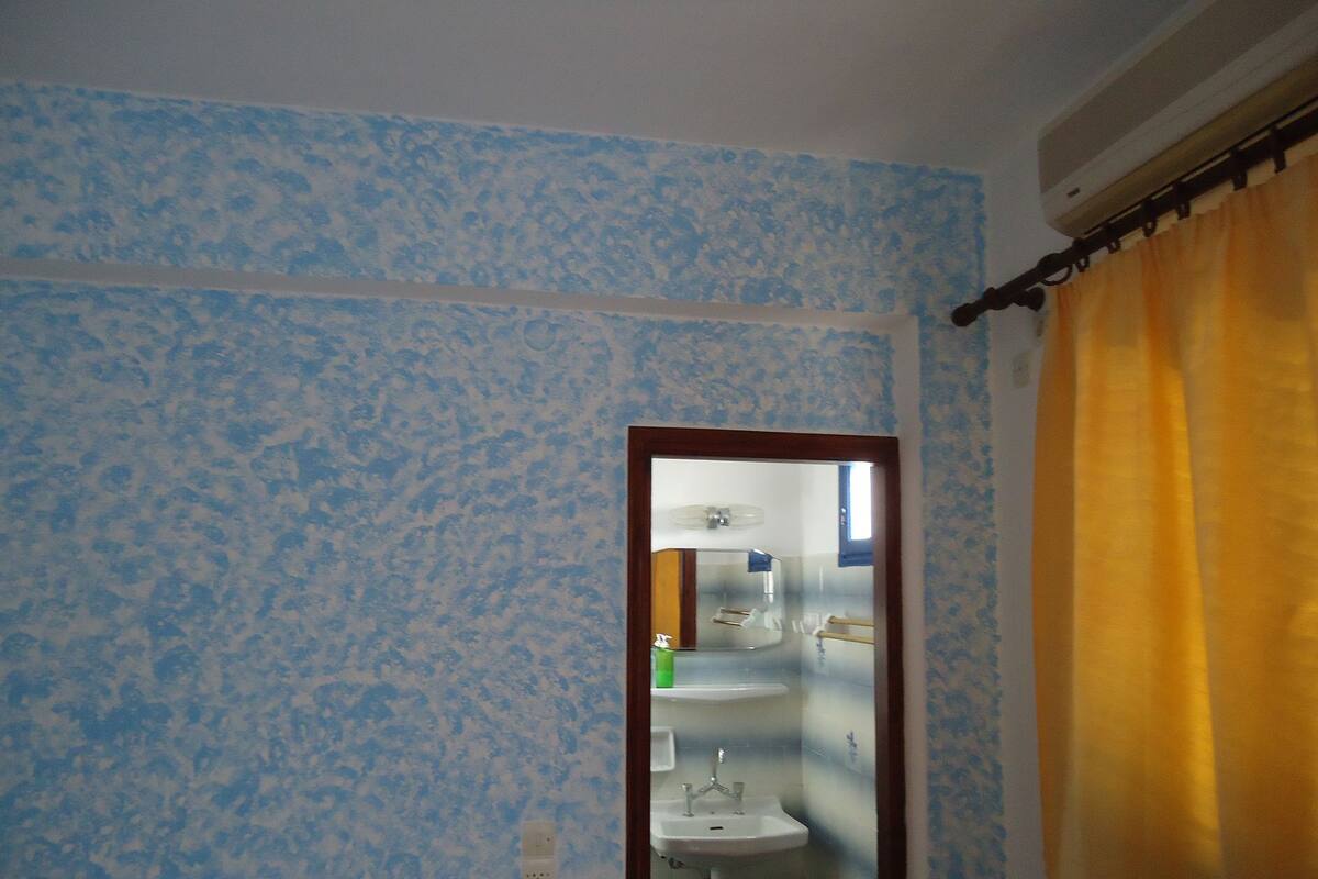 classic double room | bathroom | shower, free toiletries, hair dryer, towels