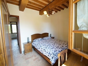 Apartamento superior, 2 quartos, vista para a colina | 1 quarto, frigobar, escrivaninha, espaço de trabalho para notebook