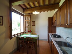 Superior Apartment, 2 Bedrooms, Hill View | Private kitchen | Fridge, microwave, oven, stovetop - Agriturismo Il Beccafico Alpaca (Gubbio)
