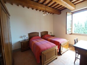 Apartamento superior, 2 quartos, vista para a colina | 1 quarto, frigobar, escrivaninha, espaço de trabalho para notebook