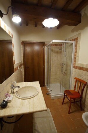 Superior-Apartment, 2 Schlafzimmer, Hügelblick | Badezimmer | Dusche, Haartrockner, Bidet, Handtücher