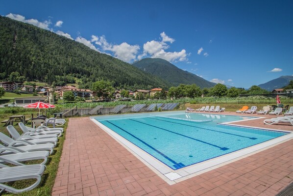 حمّام سباحة خارجي