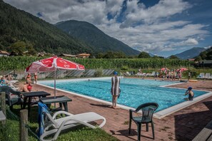 حمّام سباحة خارجي