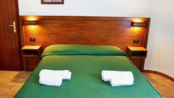 Dobbeltrom – classic, eget bad | Sengetøy av topp kvalitet, skrivebord og barnesenger (inkludert)