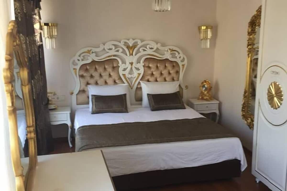 Deluxe Double Room, 1 Double Bed, Balcony, City View | In-room safe, desk, soundproofing, iron/ironing board (on request)
