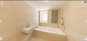 Suite Romantique, 1 chambre, vue montagne | Salle de bain | Baignoire relaxante profonde, articles de toilette gratuits