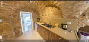 Suite Romantique, 1 chambre, accessible aux personnes à mobilité réduite, vue montagne | Cuisine privée | Grand réfrigérateur, micro-ondes, four, plaque de cuisson