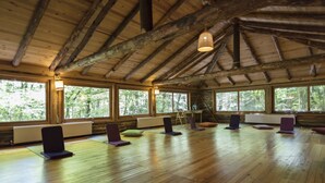 A spacious room with wooden floors and large windows, providing natural light and views of the surrounding forest. - Hindiba Doga Evi (Mengen)