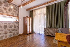 Room (Mese 1) | Soundproofing, free WiFi, bed sheets - Hindiba Doga Evi (Mengen)