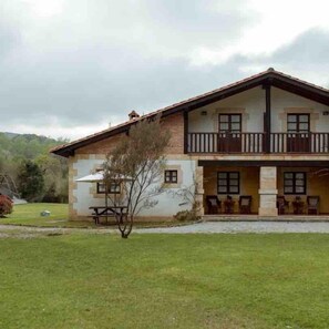 Family Cottage, Private Bathroom, Garden View (Agua) | Exterior - El Molino de Bonaco (San Vicente de la Barquera)
