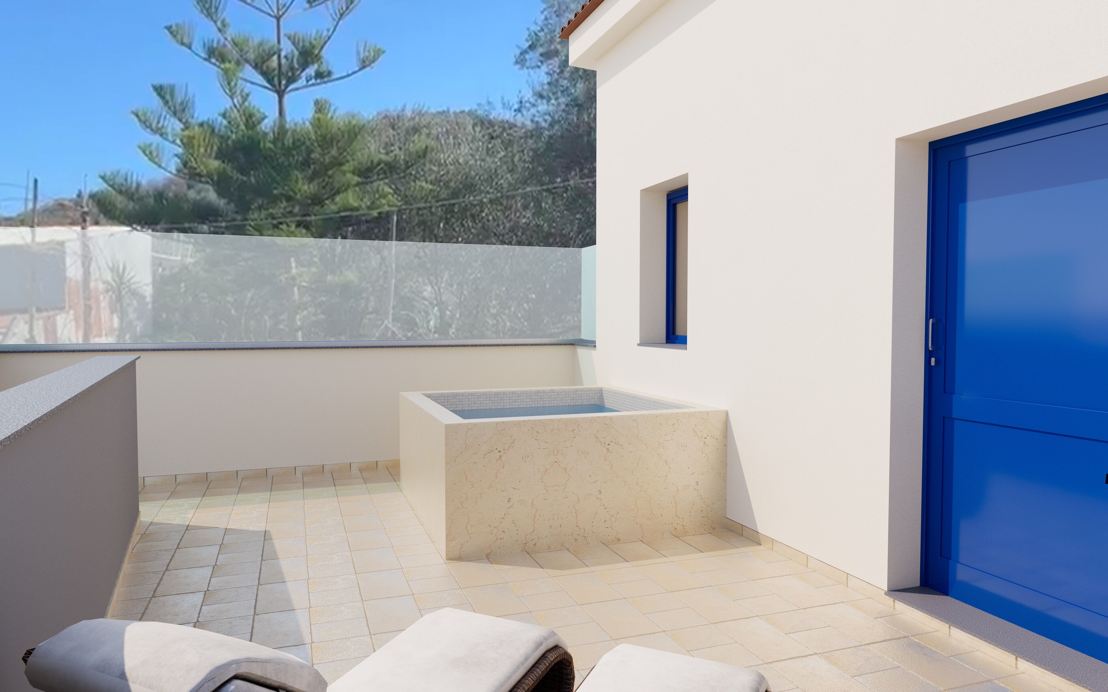 Un balcon avec une petite piscine, une porte bleue et une vue sur les arbres et les bâtiments.