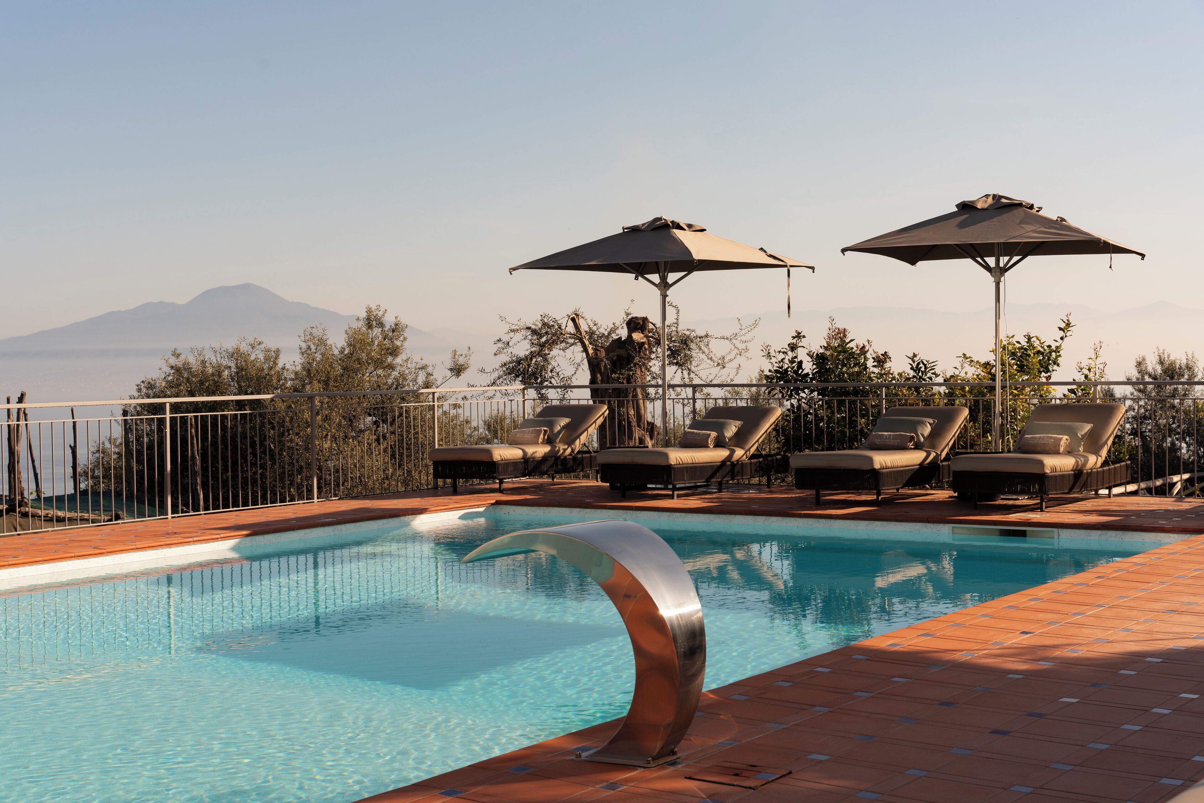Piscine extérieure, parasols de plage, chaises longues