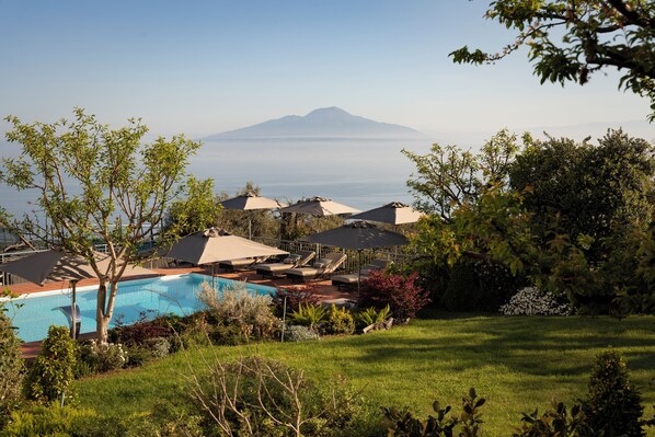 Outdoor pool, open 6:00 AM to 8:00 PM, pool umbrellas, sun loungers - Relais Palazzo del Barone (Massa Lubrense)