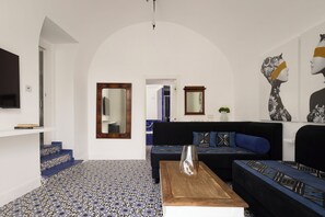 Suite familiar, 1 habitación, terraza, vistas al jardín | Zona de estar | Una televisión de pantalla plana, películas de pago