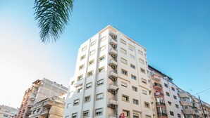 Un edificio de varios pisos con una cafetería llamada "Rania" en la planta baja.