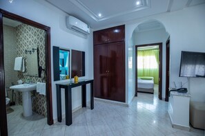 Combined shower/tub, slippers, towels, soap - Appart Hotel Rania (Tangier)
