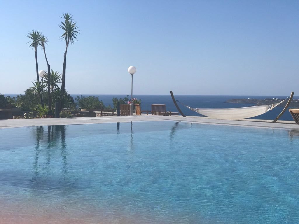 حمّام سباحة خارجي موسمي، مظلات على حمّام السباحة، مقاعد للتشمس