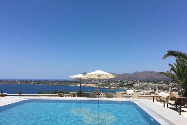Una piscina al aire libre de temporada, sombrillas