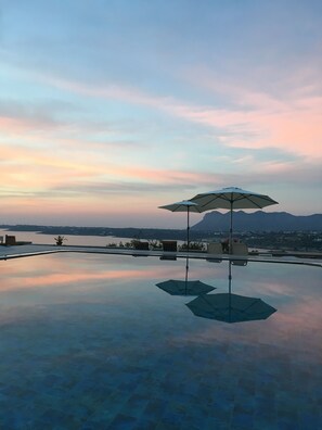 Seasonal outdoor pool, pool umbrellas, sun loungers - Theodosia Studios (Chania)