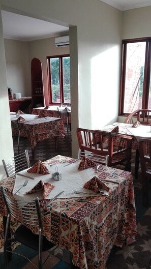 Breakfast, lunch, dinner served; local and international cuisine