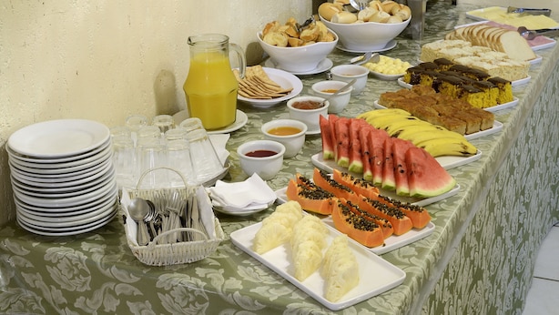 Una mesa de buffet con diversos alimentos y aderezos.