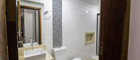 Family Room | Bathroom | Shower, hair dryer, towels