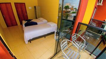 Minibar, cortinas blackout, tabla de planchar con plancha y wifi gratis