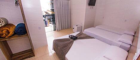 Standaard vierpersoonskamer | Een minibar, verduisterende gordijnen, een strijkplank/strijkijzer