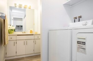 Bañera con ducha, artículos de tocador gratuitos, toallas