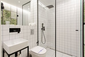 Habitación doble económica | Baño | Regadera, regadera tipo lluvia, amenidades de baño de diseñador 