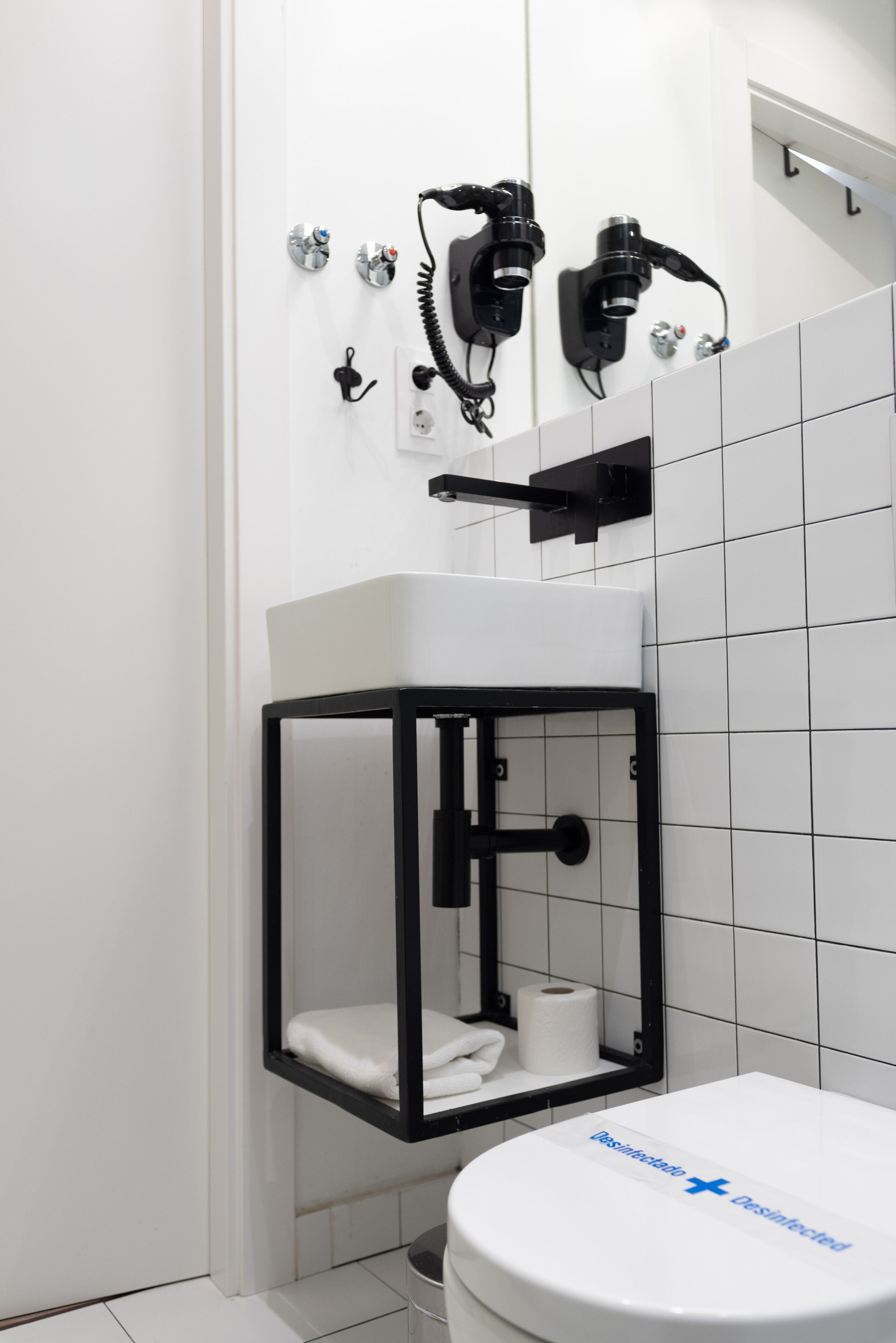 Ein modernes Badezimmer mit Toilette, Waschbecken und Duschbereich.