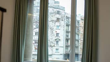 Superior-Suite, Balkon | Blick auf die StraĂe