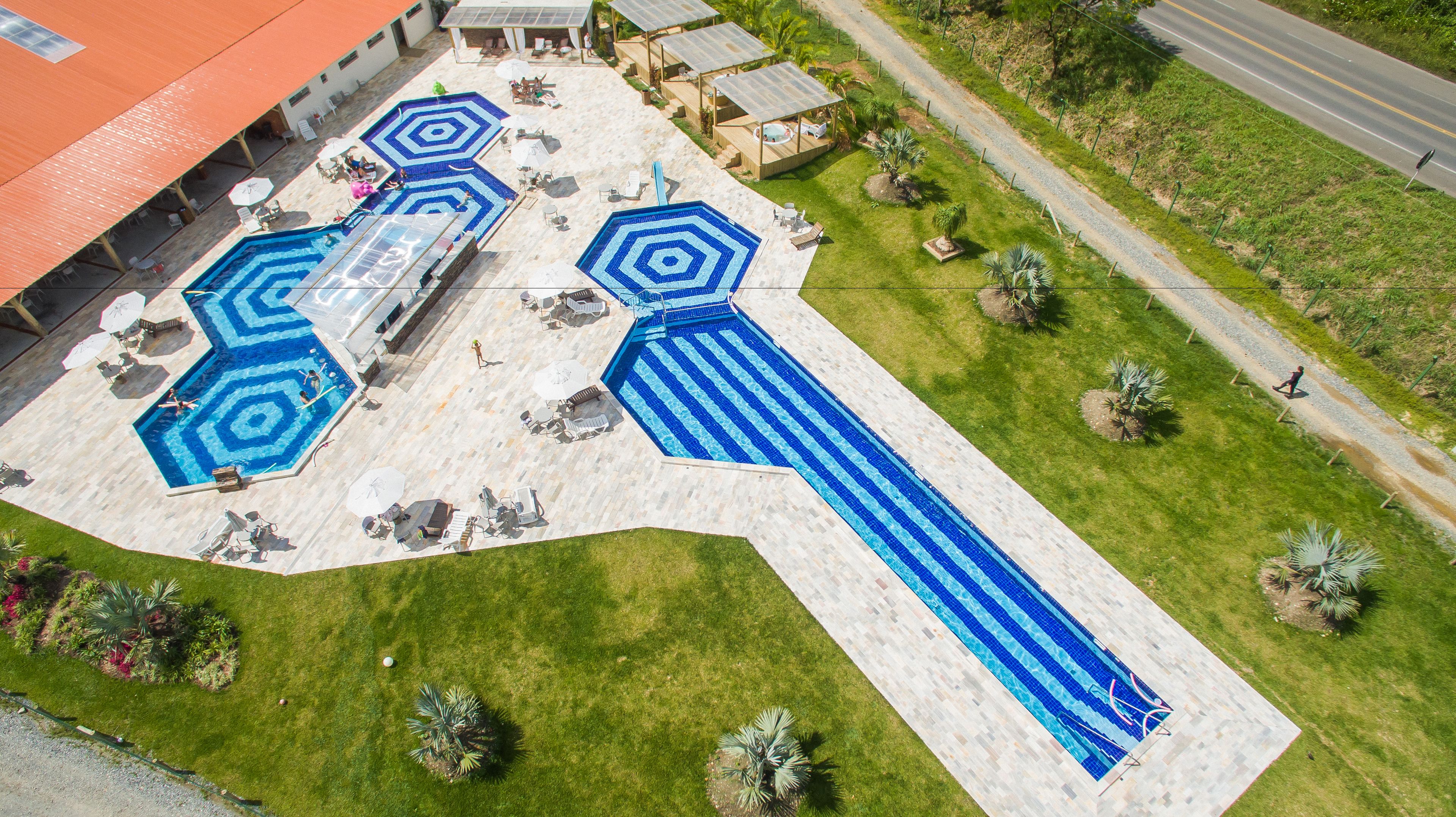 Inomhuspool, 2 utomhuspooler och solstolar