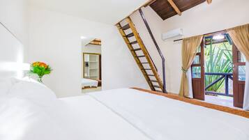 Een minibar, een kluis op de kamer, een bureau, verduisterende gordijnen