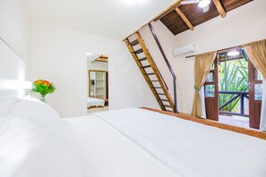 Une chambre à coucher avec un lit, une échelle en bois, une fenêtre avec des rideaux et une plante.