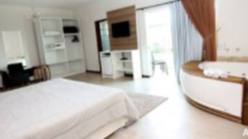 Una habitación de hotel moderna con cama, escritorio, tocador con espejo y bañera.