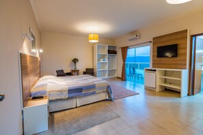 Minibar, coffres-forts dans les chambres, bureau, rideaux occultants