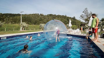 室內游泳池和2 座室外游泳池,提供日光浴躺椅