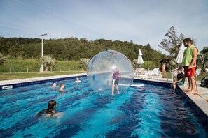 Una piscina cubierta, 2 piscinas al aire libre, tumbonas