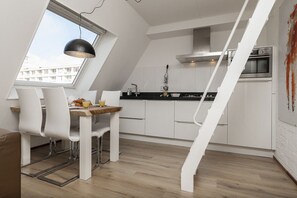 Lägenhet - 2 sovrum - havsutsikt (ensuite bathroom /fairly steep stairs) | Eget kök | Stort kylskåp, mikrovågsugn, ugn och spishäll