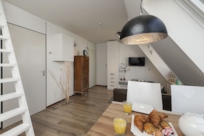 Apartment, 2 Bedrooms, Sea View (ensuite bathroom /fairly steep stairs) | In-room dining