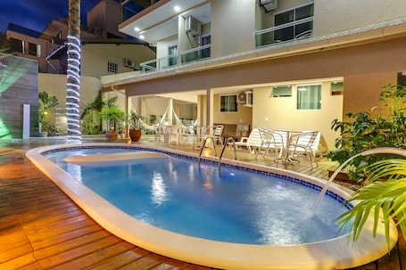 Una piscina al aire libre