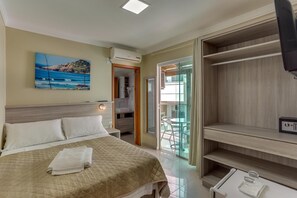 Ropa de cama de alta calidad y caja de seguridad en la habitación