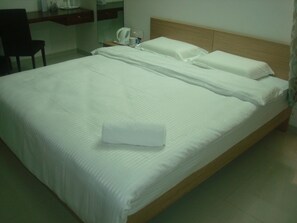 In-room safe, desk, iron/ironing board, free rollaway beds - KNY Service Apartment (Hyderabad)