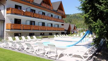 Outdoor pool, pool loungers